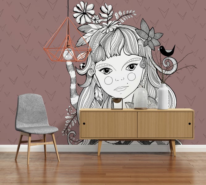 Wohnzimmerszene mit Wandbild eines Mädchens, Holz-Sideboard, grauem Stuhl und geometrischer Drahtleuchte über Parkettboden.