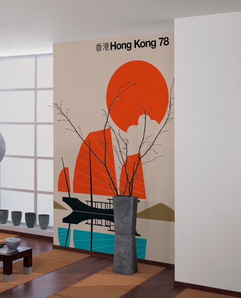 Moderne Fototapete mit Hong Kong 78 Motiv, einer Dschunke und Sonne in einem minimalistisch eingerichteten Raum mit Holzboden und Dekovase.