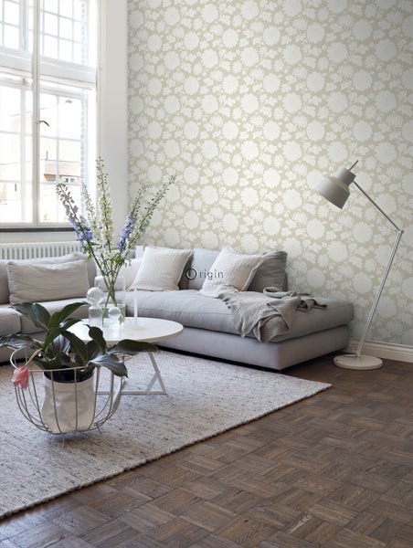 Wohnzimmer mit floraler Tapete, Sofa und Teppich