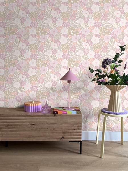 Helles Zimmer mit Kommode, Tischleuchte, Blumenstrauß und Blumentapete