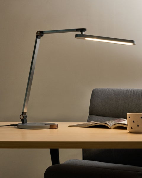 Schreibtisch mit LED-Tischleuchte, Buch und Tasse