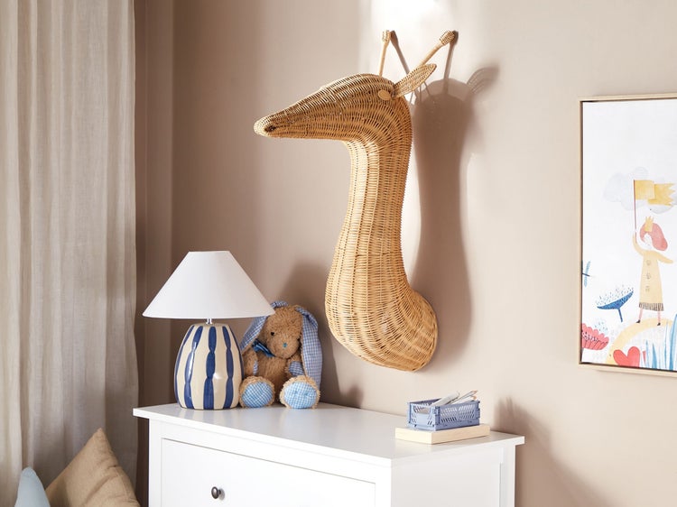 Kinderzimmer mit Kommode, Lampe, Stofftier, Korb-Dekoration und Bilderrahmen