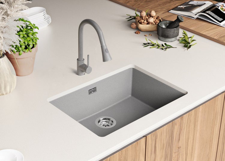 Spüle mit Armatur in einer hellen Küche