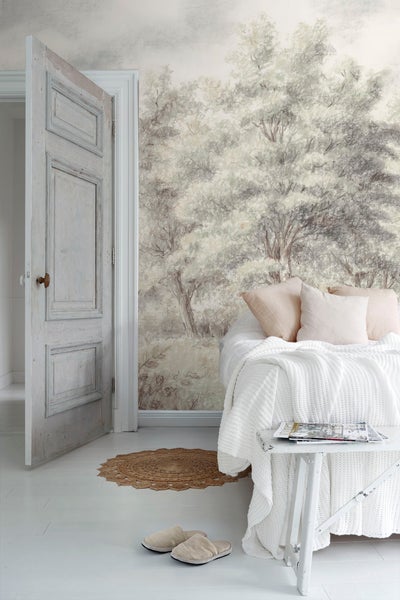 Schlafzimmer mit Wandbild, Bett und geöffneter Tür