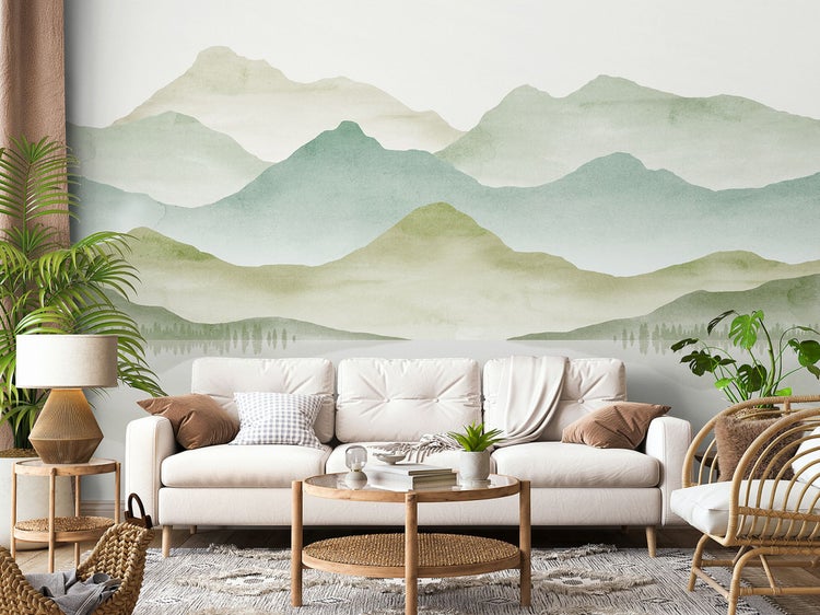 Wohnzimmer mit Sofa, Tisch und Berglandschaft-Tapete