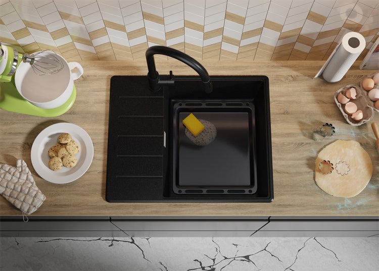 Küchenszene mit Spüle, Armatur und Backutensilien auf einer Holz Arbeitsplatte.