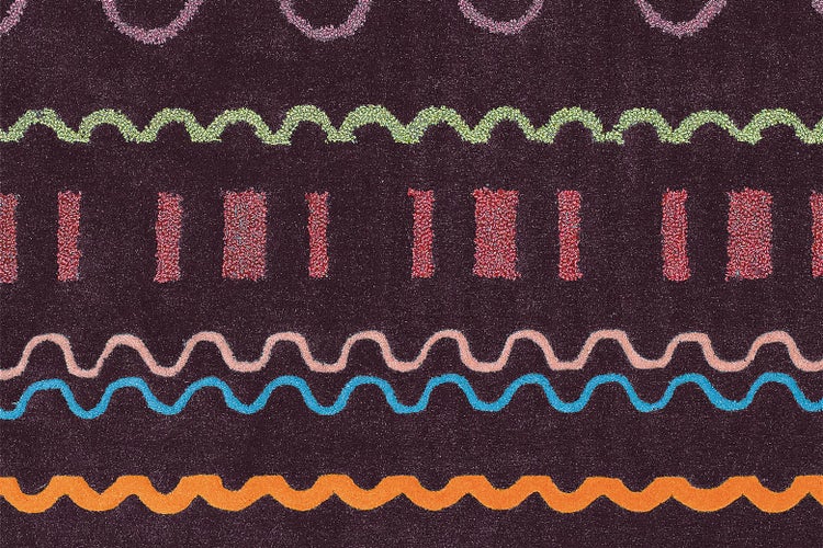 Teppich mit buntem Wellenmuster und Streifen, strukturierte Oberfläche.