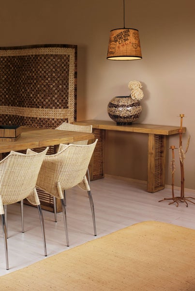 Einrichtungsidee mit Esstisch, Stühlen, Lampe und Dekorationsartikeln für ein helles, freundliches Ambiente.