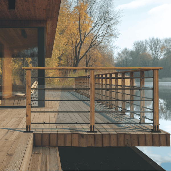 Helles, modernes Terrassengeländer aus Holz und Metall auf einem organisierten Holzdeck mit Blick auf ein Gewässer.