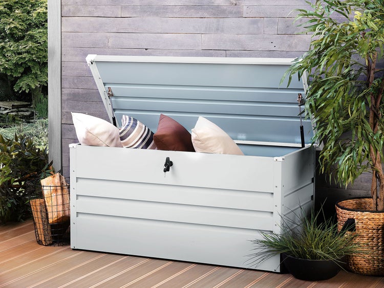 Geöffnete Aufbewahrungsbox aus Metall für den Aussenbereich