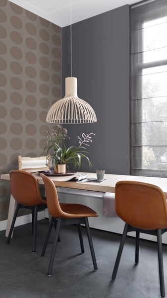 Esszimmer mit Holztisch, Stühlen, Pendelleuchte und Dekoration