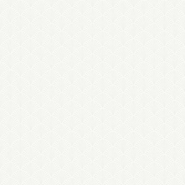 Helles Schlafzimmer mit Bett, Decke, Kissen und geöffneter Holztür