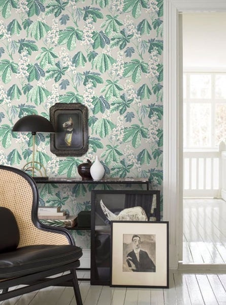 Dekoratives Schlafzimmer mit gemusterter Tapete, Pflanzen und Möbeln.