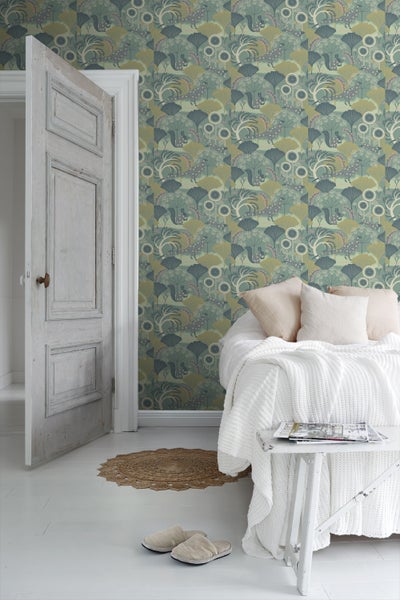 Garten Szene mit Insektenhotel auf Rasenfläche