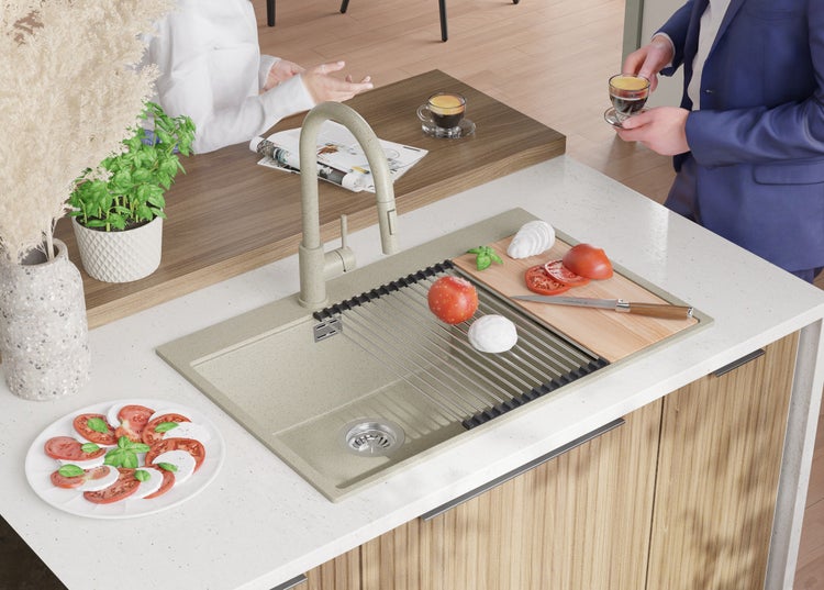 Küchenszene mit Spüle, Abtropfgestell, Armatur, Schneidebrett und Zutaten