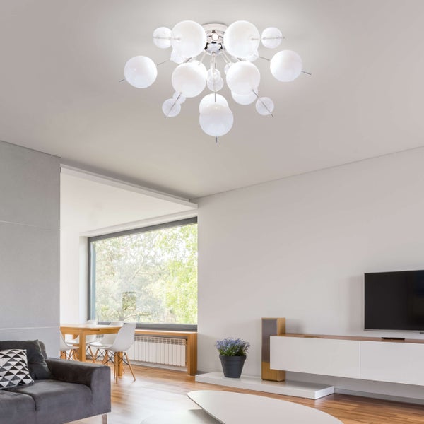 Helle Küche mit Kochinsel, Esstisch und Holzstühlen