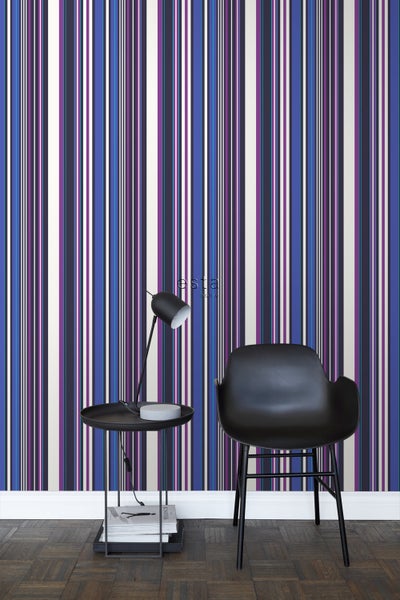 Raumansicht mit gestreifter Tapete, Tisch und Stuhl