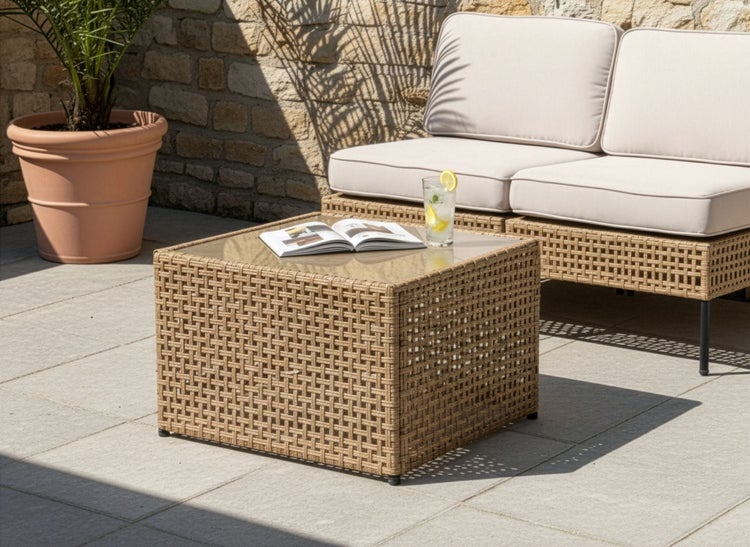 Gartentisch aus Rattan mit Glasplatte