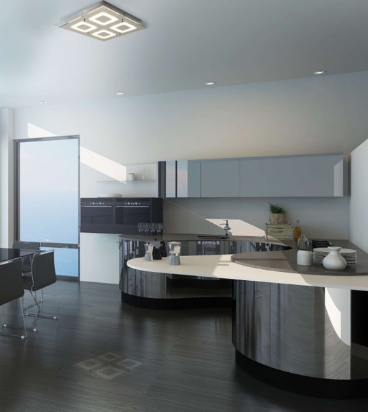 Helle, moderne Küche mit Einbauschränken und Deckenleuchten