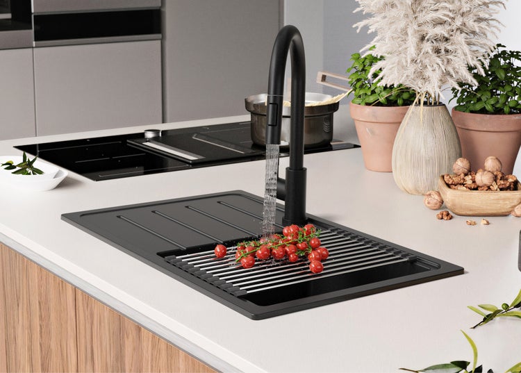 Küchenszene mit Spüle, Abtropfgitter, Armatur und Tomaten