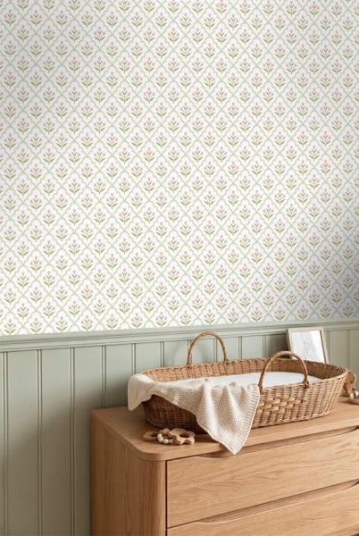 Tapete mit floralem Rautenmuster in einem hellen Kinderzimmer über einer Wandvertäfelung und einer Holzkommode mit einem Weidenkorb.