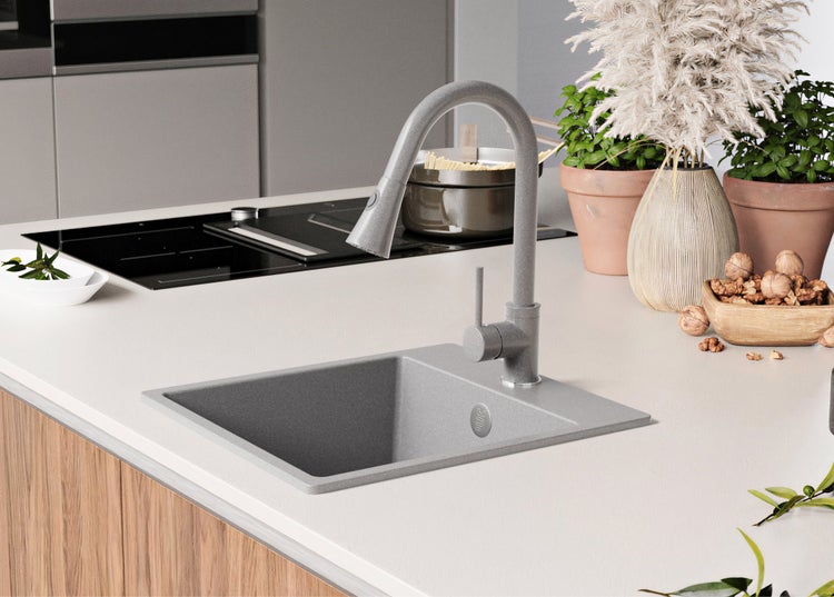 Küchenspüle mit Armatur auf einer Küchentheke