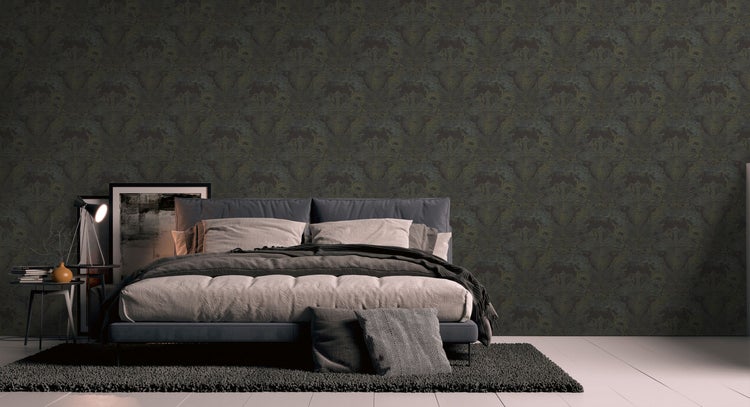 Schlafzimmer mit Bett, Nachttisch, Lampe, Bildern und gemusterter Tapete