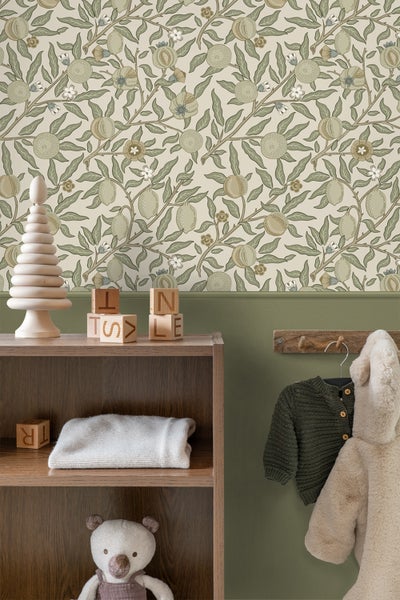 Wohnzimmer mit gemusterter Tapete, Sofa, Couchtisch und Dekorationen.