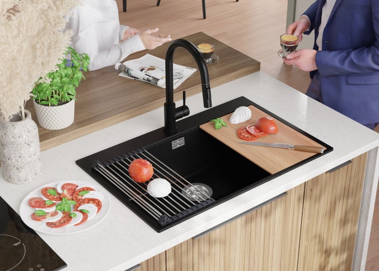 Küchenspüle mit Abtropfgestell, Schneidebrett und schwarzer Armatur in moderner Küchenumgebung.