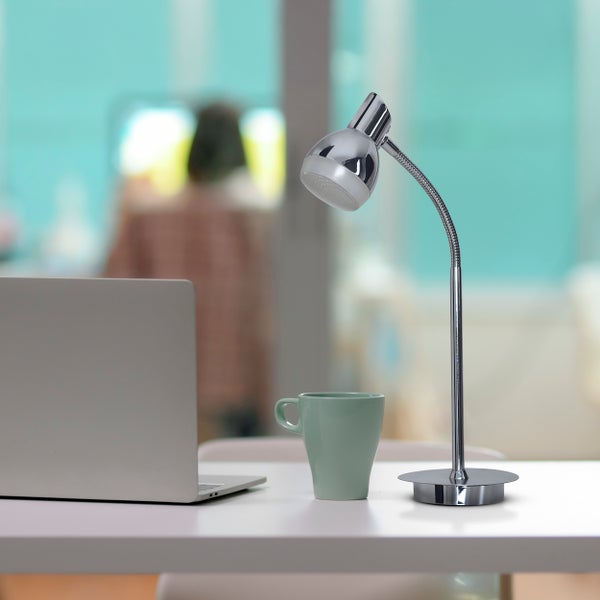 Schreibtischszene mit Laptop, Tasse und Schreibtischlampe