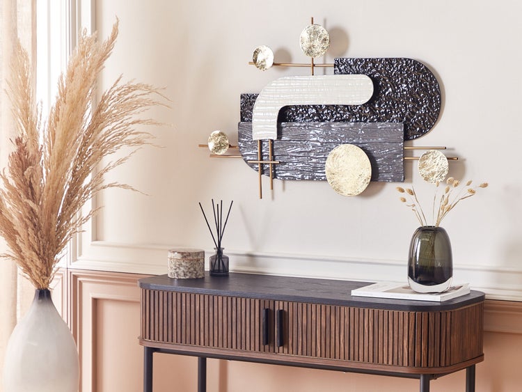 Dekoratives Wohnambiente mit Konsole, Trockenblumen und Wanddekoration