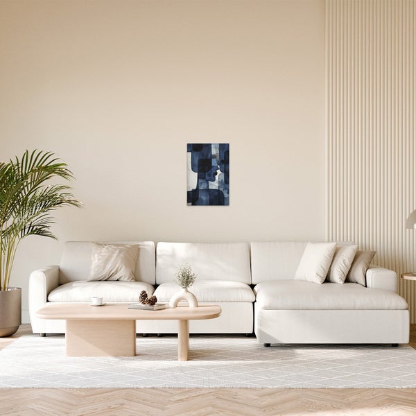 Wohnzimmer mit Sofa, Tisch und abstrakter Wandkunst