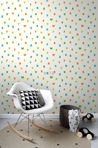 Zimmer mit Buchstabenmuster-Tapete, Schaukelstuhl, Korb und Holzspielzeugautos