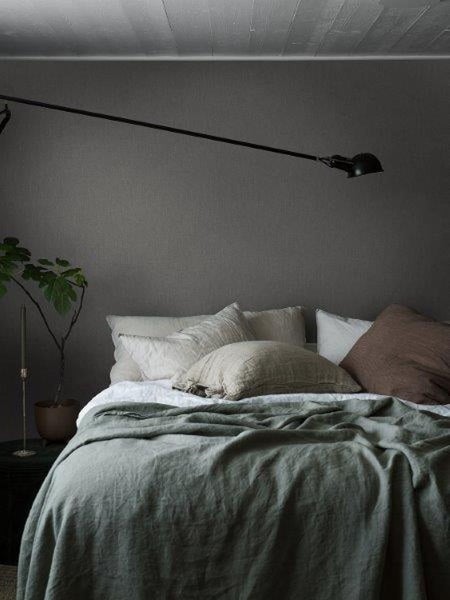 Weinregal aus Holz mit mehreren Weinflaschen