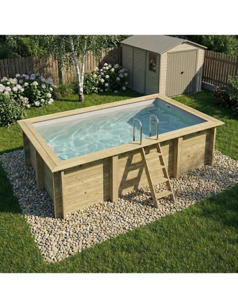 Aufstellpool aus Holz mit Leiter und Kiesbett im Garten
