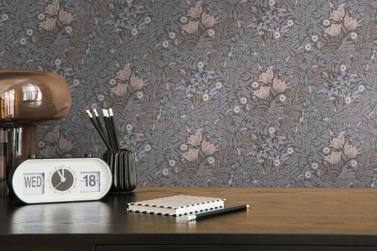 Dekoratives Zimmer mit Blumentapete, Tischleuchte und Tischkalender