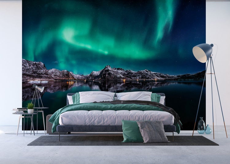 Schlafzimmer mit Fototapete, die Nordlichter über einer verschneiten Berglandschaft zeigt
