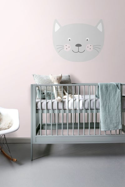 Babyzimmer mit Kinderbett, Wandsticker und Spielzeug