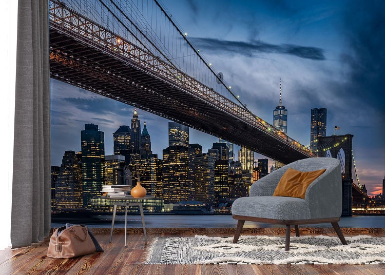 Fototapete mit Darstellung der Brooklyn Bridge und der New Yorker Skyline in einem Wohnraum