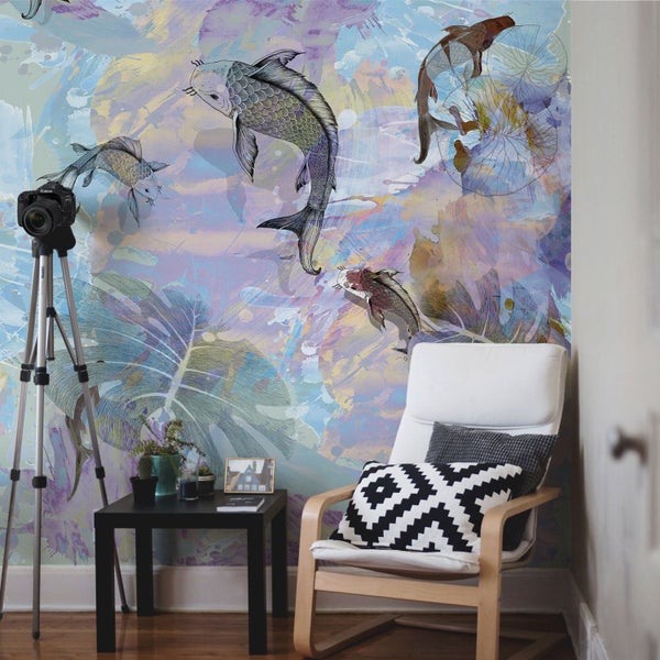 Dekorative Wand mit Fototapete mit Fischmuster in einem hellen Raum.