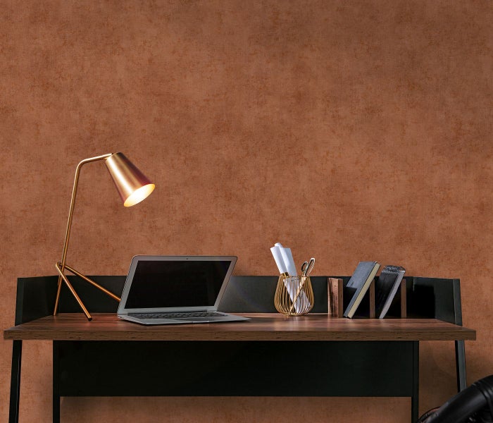 Nahaufnahme einer Wand mit Tapete, kombiniert mit Dekorationselementen wie Vasen, Büchern und einer Brille.