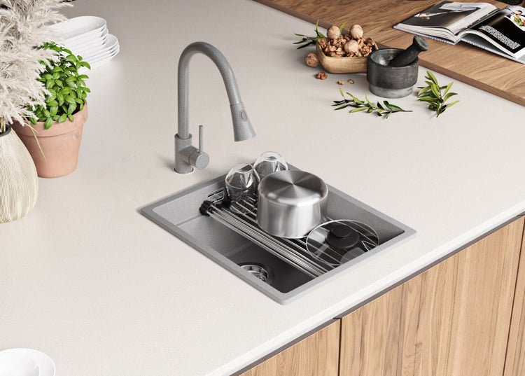 Küchenspüle mit Abtropfgestell und Armatur auf einer Küchentheke