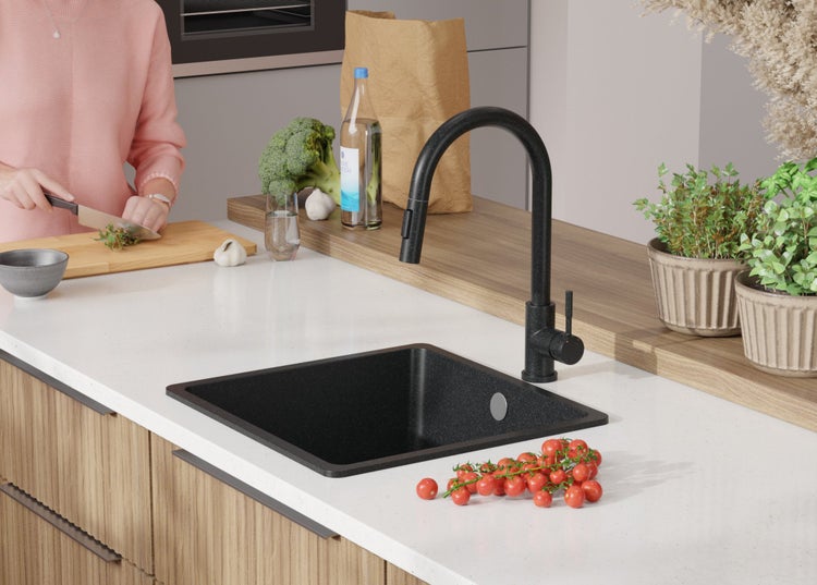 Küchenszene mit Spüle, Armatur und frischen Lebensmitteln auf der Arbeitsplatte