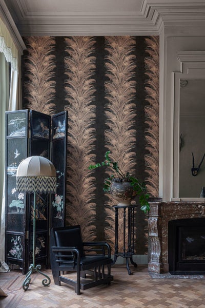 Raum mit dekorativer Tapete, Sessel und Stehlampe