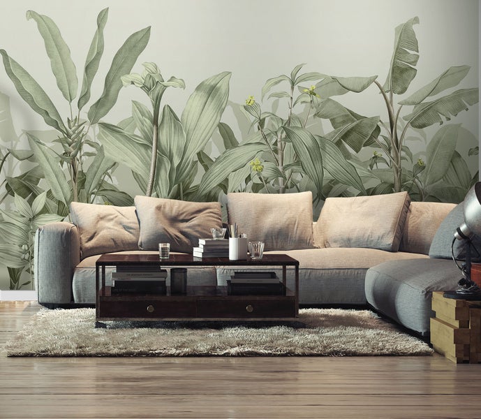 Wohnzimmer mit Sofa, Couchtisch und botanischer Wandtapete