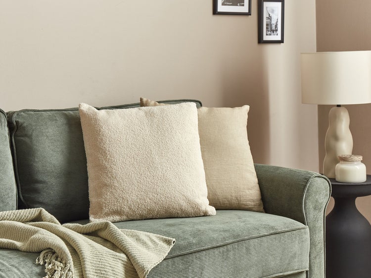 Dekokissen 2er Set LEUZEA Bouclé 45 x 45 cm Beige Ohne Muster