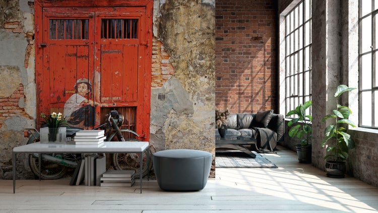 Industrielles Loftzimmer mit großflächiger Fototapete eines antiken roten Tores, Ziegelwand, großen Fenstern und modernen Möbeln.