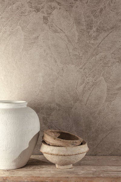 Detailaufnahme einer Halterung mit Schrauben und Drahtseil