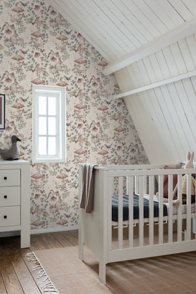 Rechteckige Duschwanne auf weißen Kieselsteinen