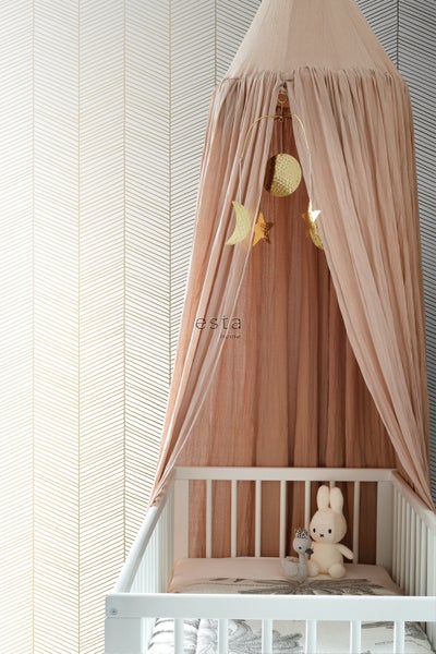 Kinderzimmer mit Kinderbett, Baldachin und Tapete mit Zickzackmuster